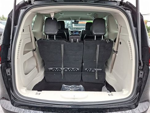 Used 2024 Chrysler Pacifica Touring-L image 29