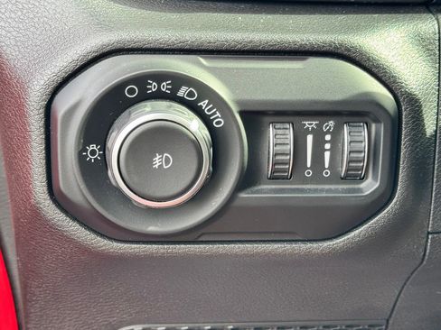 Used 2018 Jeep Wrangler Unlimited Sahara AWD/4WD image 31