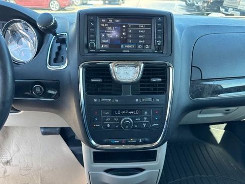 Used 2015 Chrysler Town & Country Touring-L w/ Driver Convenience Group FWD image 14