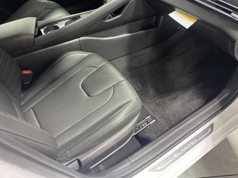 New 2025 Hyundai Elantra Limited image 23