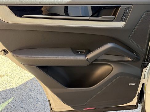 Used 2025 Porsche Cayenne image 19