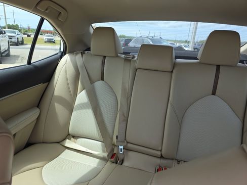 Used 2020 Toyota Camry XLE image 7
