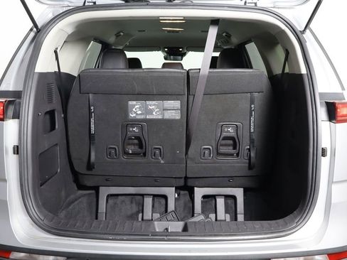 Used 2022 Kia Carnival LX FWD image 18