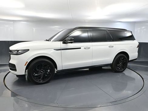 Used 2025 Lincoln Navigator L Reserve AWD/4WD image 11