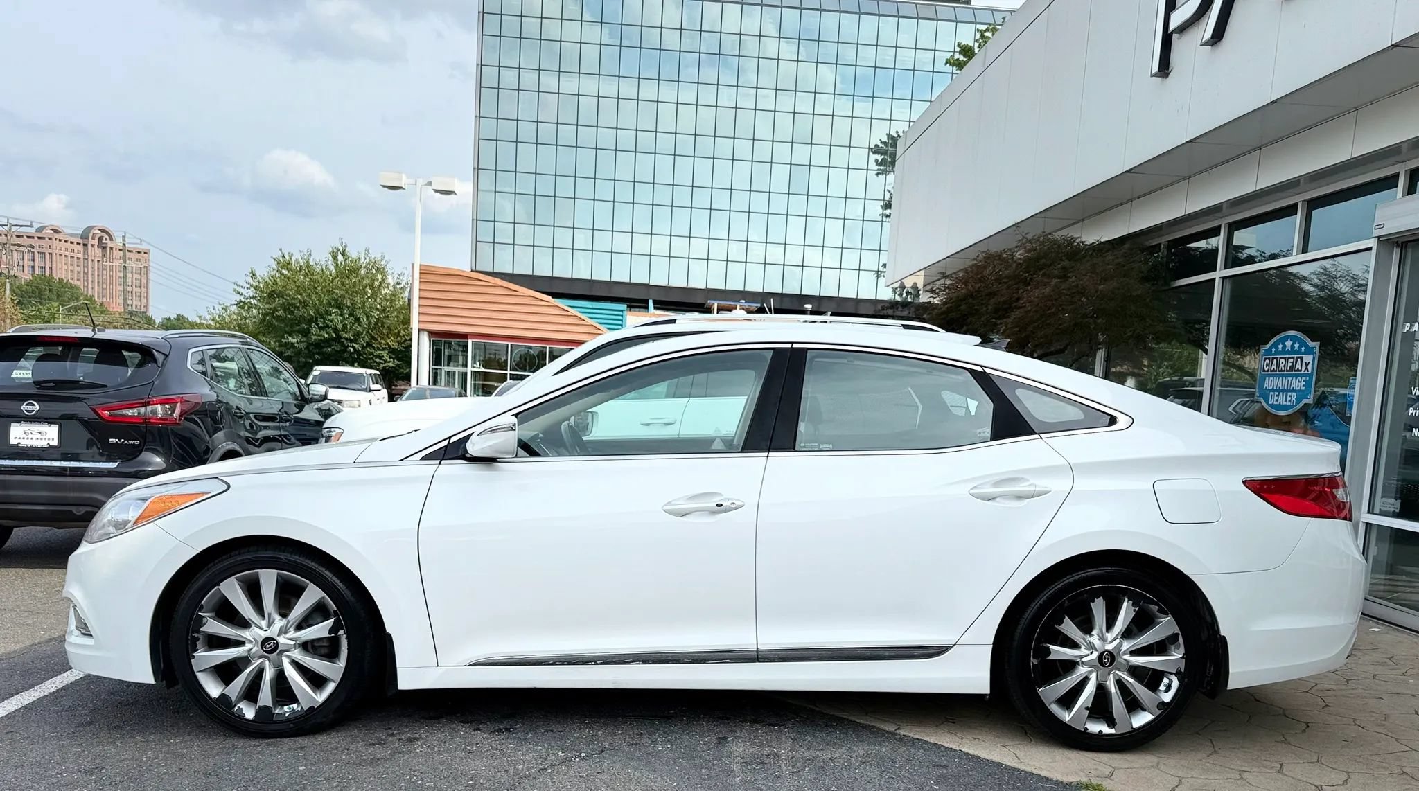 Used 2013 Hyundai Azera w/ Technology Pkg FWD image 4