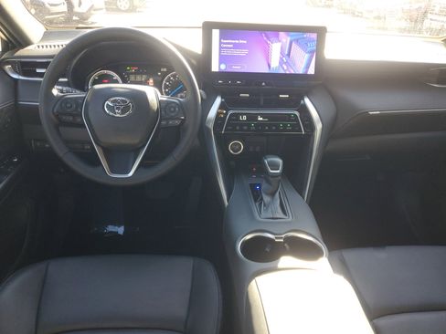 Used 2024 Toyota Venza XLE image 11