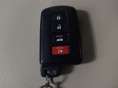 Used 2016 Toyota Camry XLE w/ Moonroof Package FWD image 32