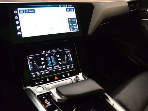 Used 2020 Audi e-tron Premium Plus image 26
