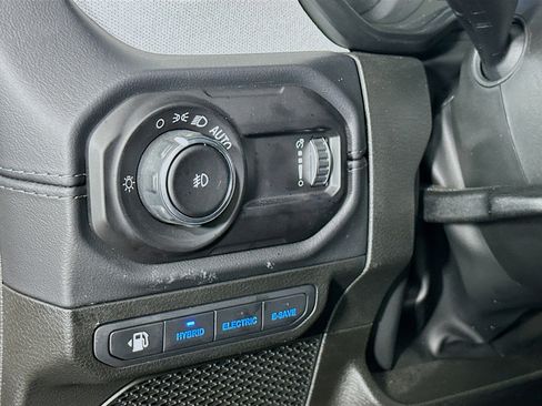 Used 2025 Jeep Wrangler Sahara w/ Safety Group image 17