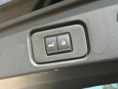 Used 2025 Nissan Pathfinder SV FWD image 23