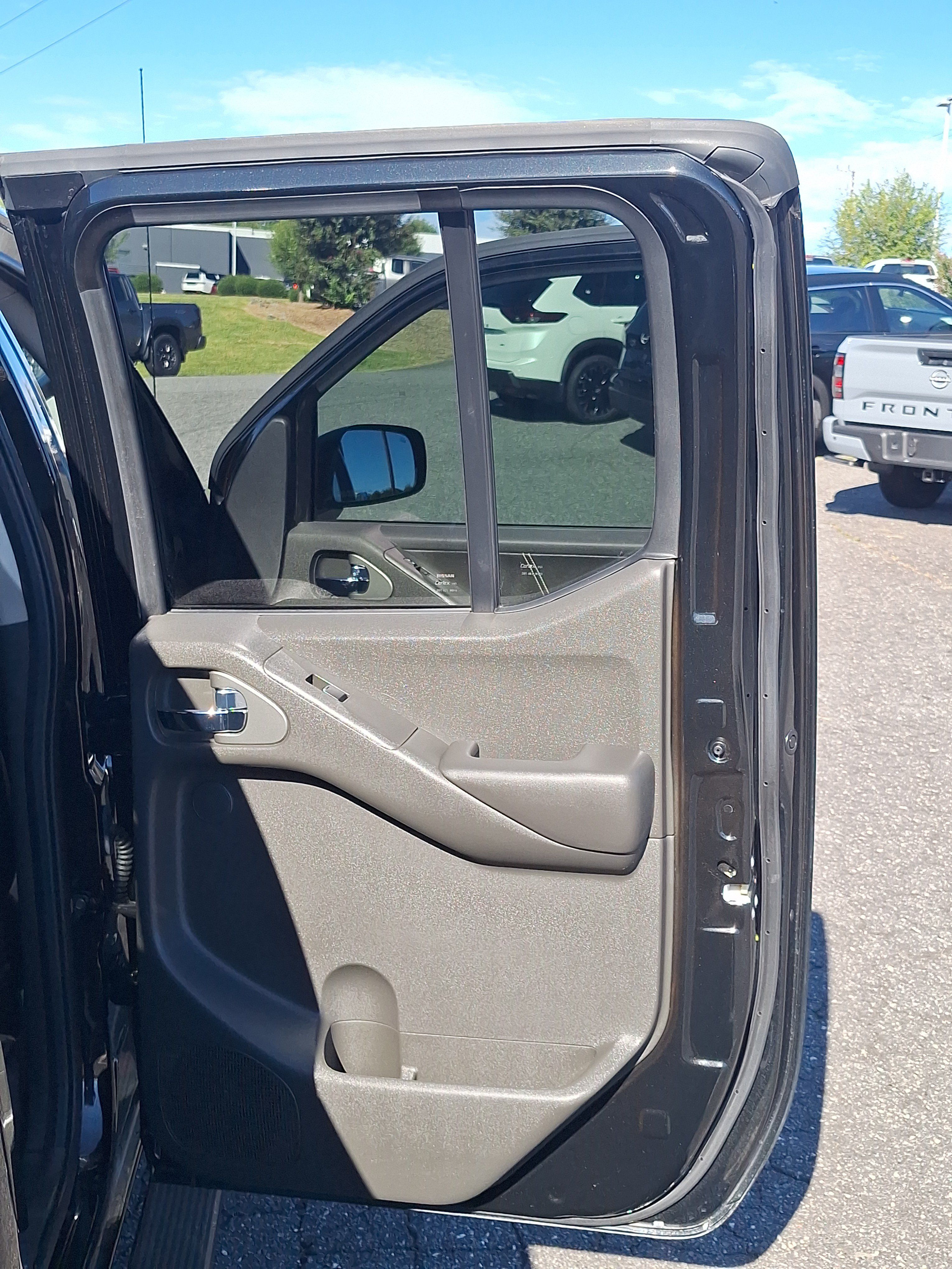 Used 2020 Nissan Frontier PRO-4X w/ Pro-4x Utility Package AWD/4WD image 26