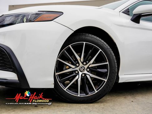 Used 2023 Toyota Camry SE image 2