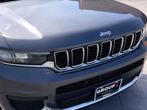 Used 2023 Jeep Grand Cherokee L Laredo image 30