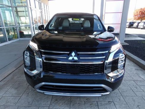 New 2025 Mitsubishi Outlander SE image 2