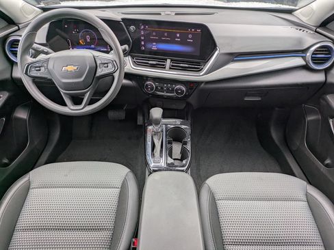 Used 2025 Chevrolet Trax LT FWD image 16
