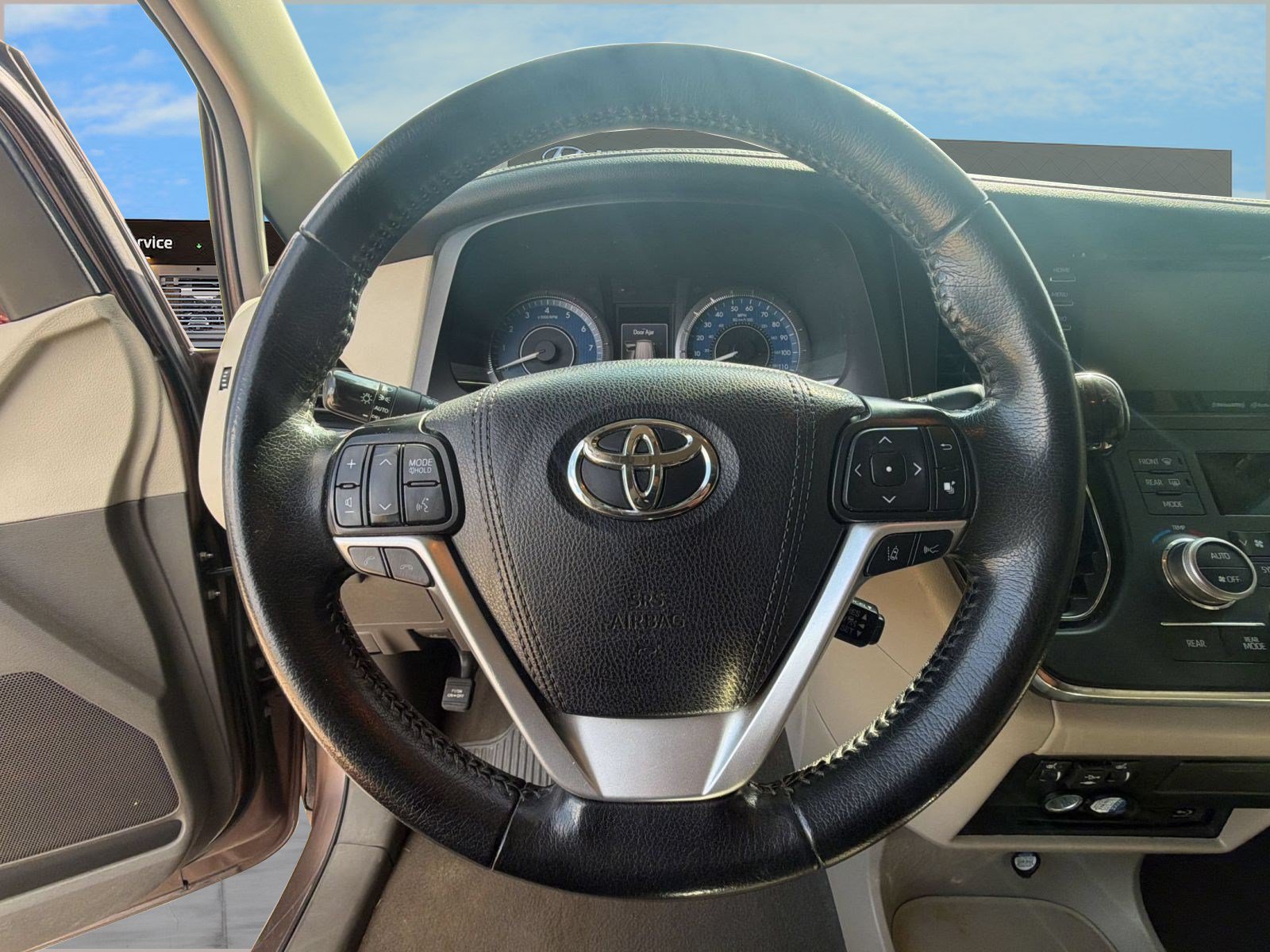 Used 2019 Toyota Sienna XLE Premium FWD image 11