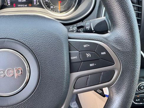 Used 2019 Jeep Cherokee Latitude w/ Popular Appearance Group FWD image 22