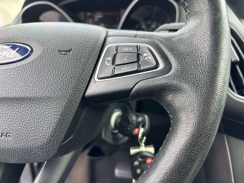 Used 2018 Ford Focus SE w/ SE Appearance Package FWD image 17