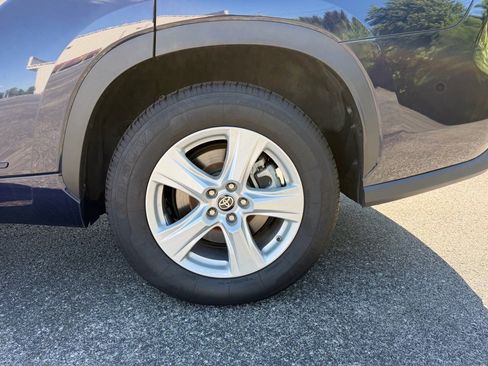 Used 2023 Toyota Highlander LE FWD image 21