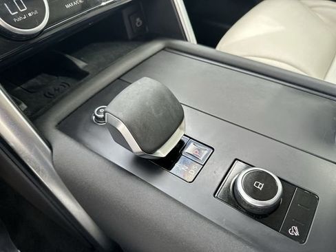 Used 2025 Land Rover Discovery S image 23