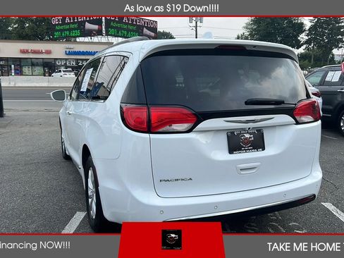 Used 2017 Chrysler Pacifica Touring-L FWD image 3