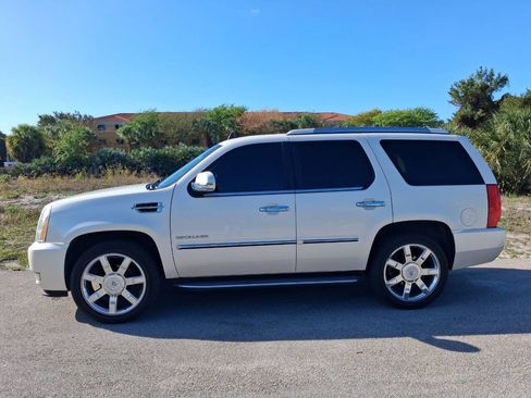Used 2013 Cadillac Escalade Luxury image 1