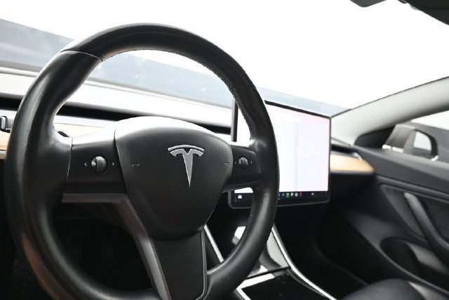 Used 2018 Tesla Model 3 Long Range RWD image 9