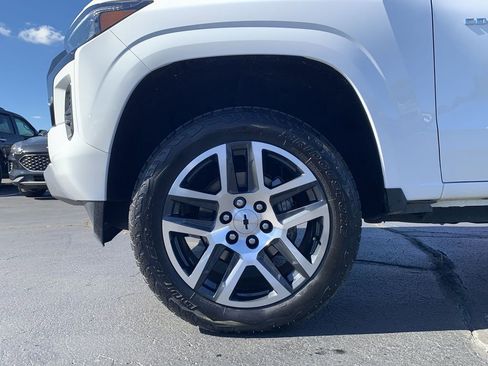 Used 2024 Chevrolet Colorado Z71 w/ Z71 Convenience Package 2 image 18