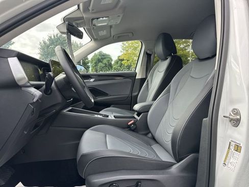 Certified 2025 Volkswagen Tiguan SE FWD image 12
