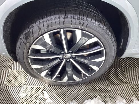 New 2026 Volvo XC90 T8 Plus w/ Protection Package Premier image 9