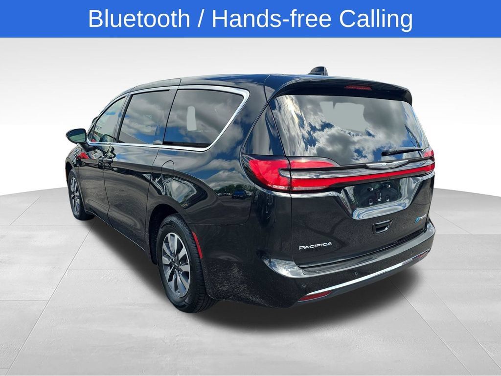 Used 2023 Chrysler Pacifica Touring-L FWD image 3