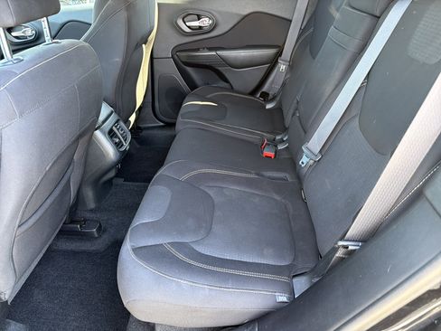 Used 2016 Jeep Cherokee Latitude w/ Cold Weather Group AWD/4WD image 18