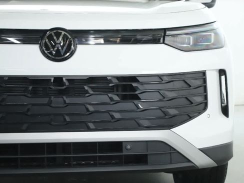 Used 2026 Volkswagen Tiguan SE AWD/4WD image 7