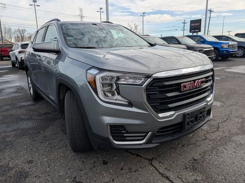 Used 2023 GMC Terrain SLE w/ Driver Convenience Package image 5