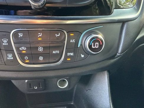 Used 2023 Chevrolet Traverse LT w/ Rear Camera Mirror Package AWD/4WD image 19