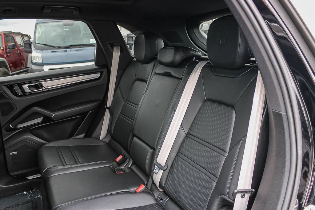 Used 2022 Porsche Cayenne Platinum Edition AWD/4WD image 19