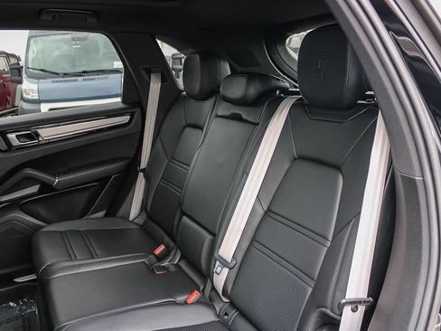 Used 2022 Porsche Cayenne Platinum Edition AWD/4WD image 19