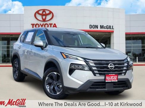 Used 2025 Nissan Rogue SV image 1