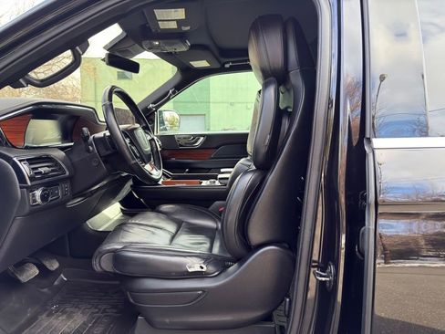 Used 2019 Lincoln Navigator Reserve image 14