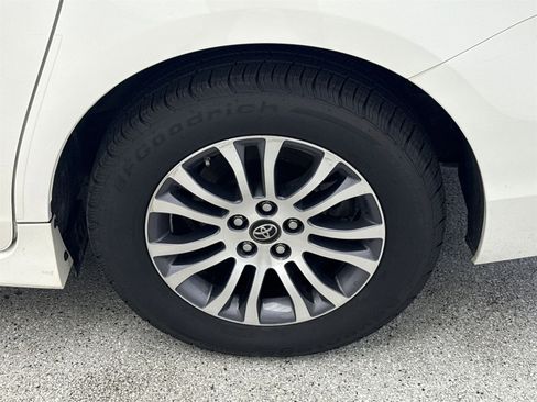 Used 2018 Toyota Sienna XLE w/ XLE Navigation Package image 42