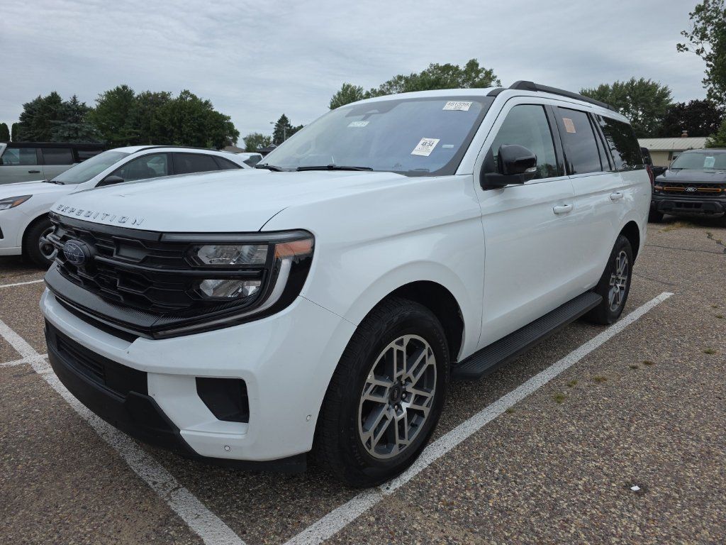 Used 2025 Ford Expedition Active AWD/4WD image 2