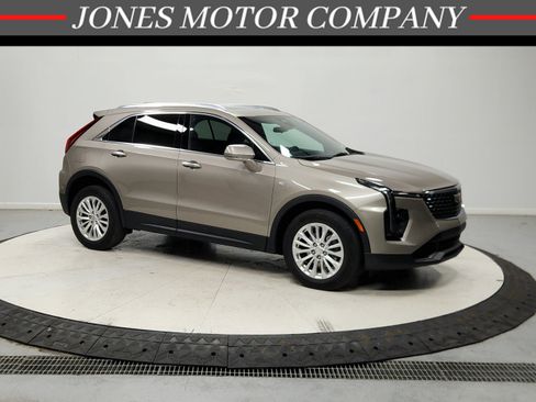 Used 2024 Cadillac XT4 Luxury w/ Cold Weather Package FWD image 1