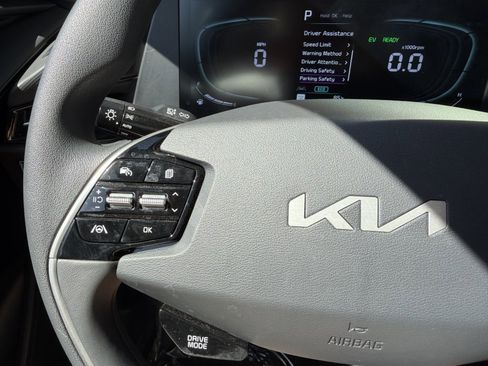 Used 2024 Kia Niro LX FWD image 30