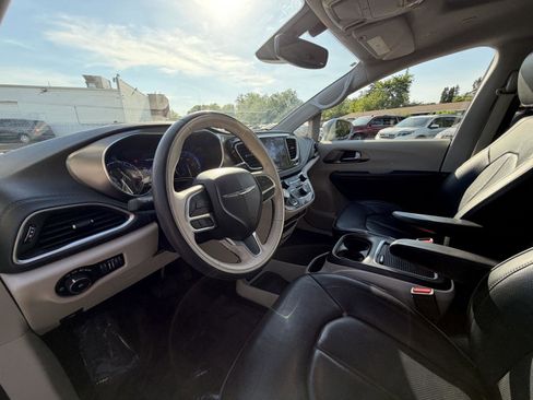 Used 2019 Chrysler Pacifica Limited FWD image 13