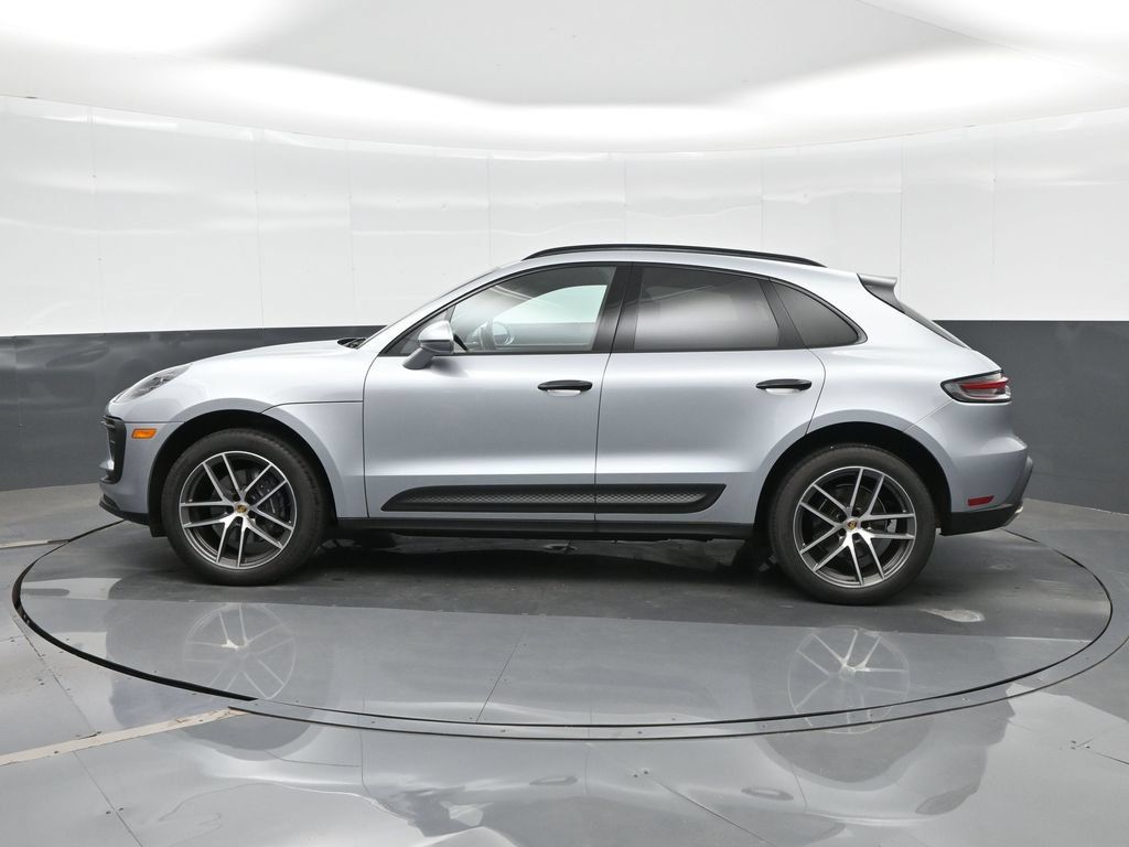 Certified 2022 Porsche Macan AWD/4WD image 2