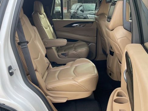 Used 2019 Cadillac Escalade Platinum image 12