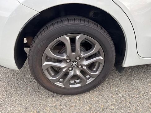 Used 2019 Toyota Yaris L image 11