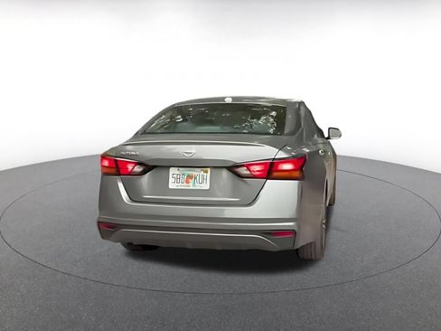 Used 2025 Nissan Altima 2.5 SV FWD image 9