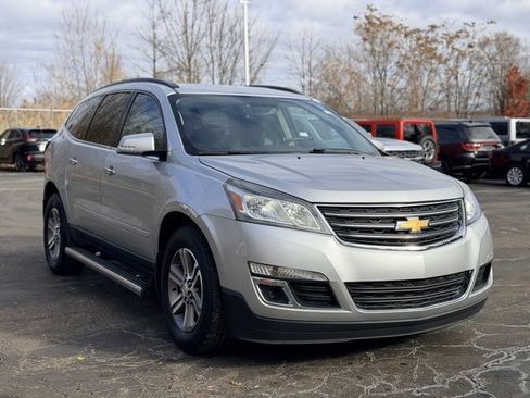 Used 2017 Chevrolet Traverse LT image 2