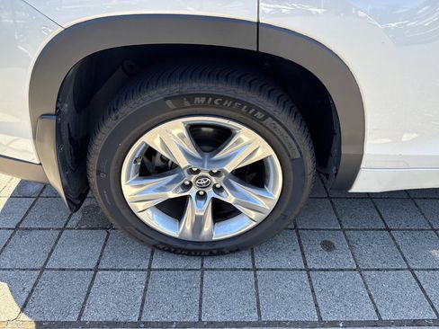 Used 2017 Toyota Highlander Limited AWD/4WD image 16